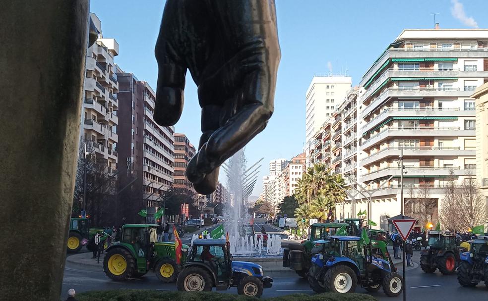 El campo riojano explota con una histórica tractorada que colapsa Logroño durante horas